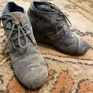 Like new Tom’s wedges